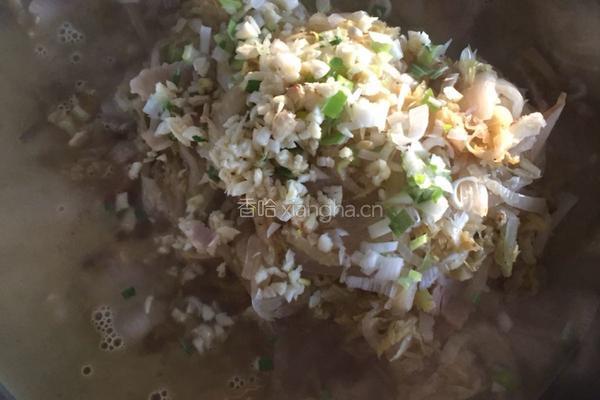 五花肉炖酸菜的做法图解6