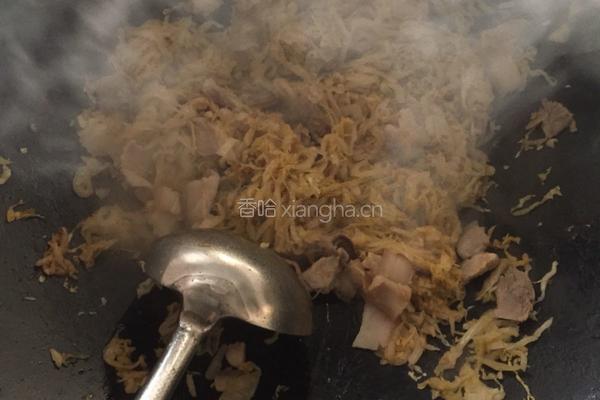 五花肉炖酸菜的做法图解3