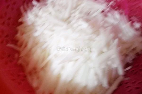 香菜炒萝卜丝的做法图解1