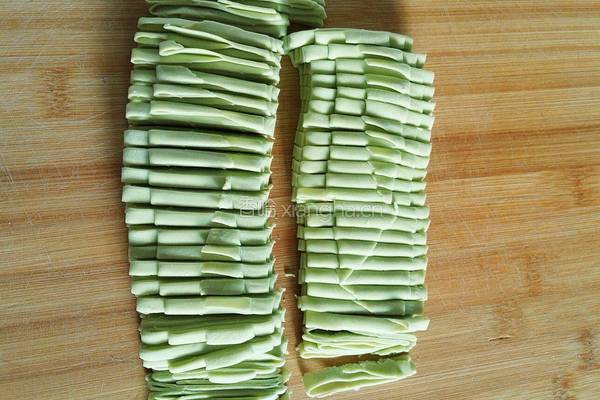 芹菜汁手擀面的做法图解10