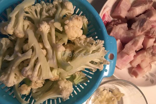 五花肉炒菜花的做法图解2