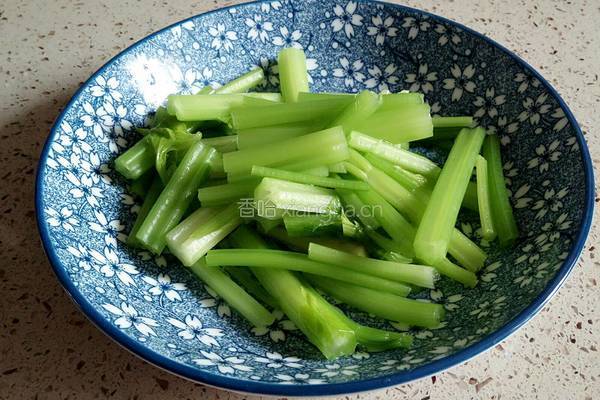 芹菜炒豆干的做法图解1