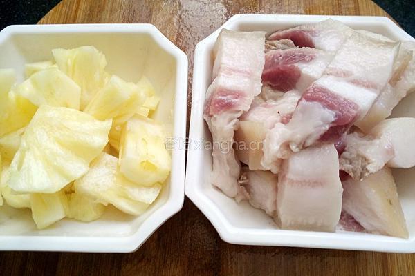 菠萝红烧肉的做法图解2
