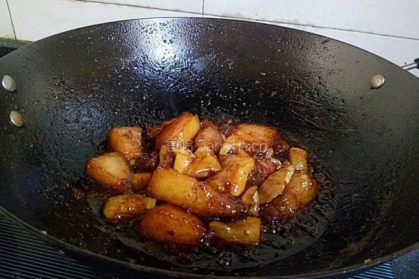 菠萝红烧肉的做法图解12