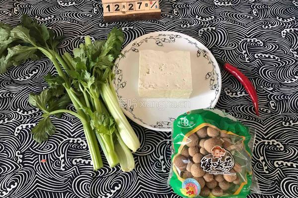 蟹菇芹菜豆腐汤的做法图解1