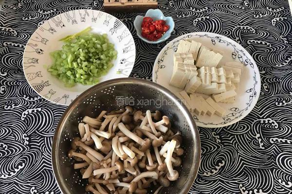 蟹菇芹菜豆腐汤的做法图解2