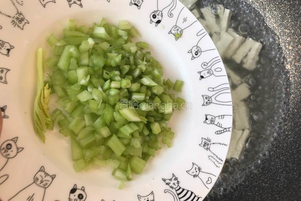 蟹菇芹菜豆腐汤的做法图解5