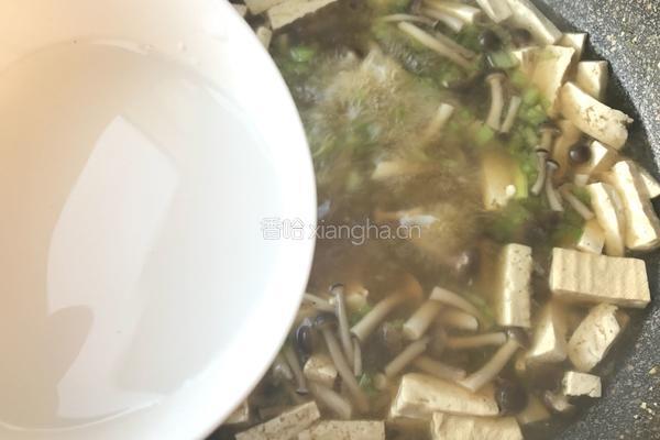 蟹菇芹菜豆腐汤的做法图解8