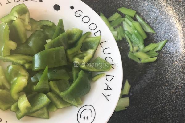 青椒炒芹菜的做法图解4