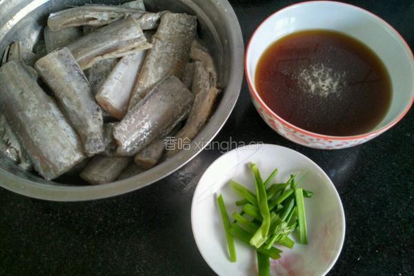 糖醋带鱼的做法图解2
