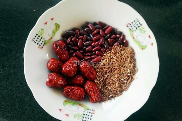 红米红豆粥的做法图解1