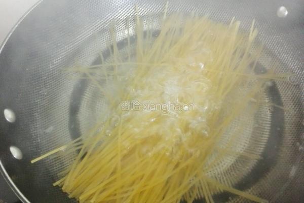 鲜虾意面的做法图解1