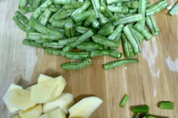 土豆炖豆角的做法图解2
