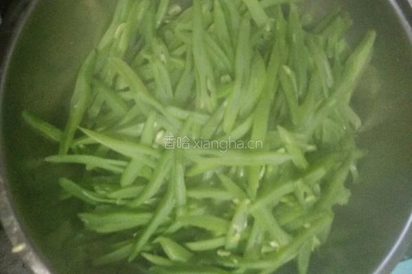 肉丝炒豆角的做法图解2