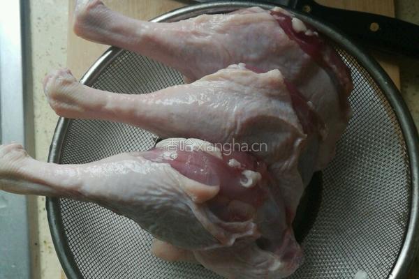 胡萝卜红烧鸭腿的做法图解1