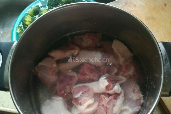 胡萝卜红烧鸭腿的做法图解2