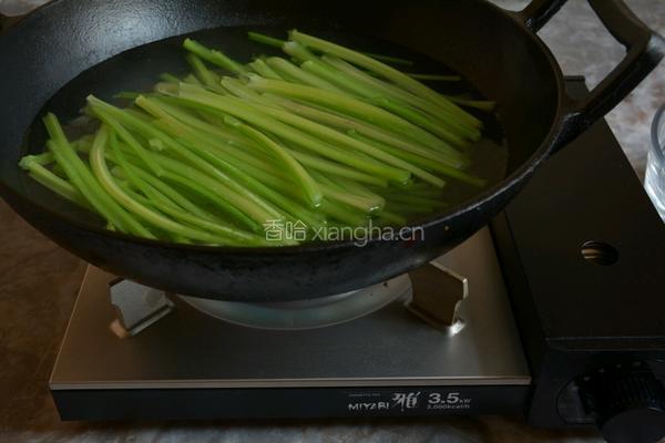 芹菜炒肉丝的做法图解3