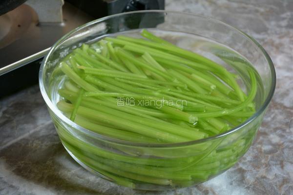 芹菜炒肉丝的做法图解4