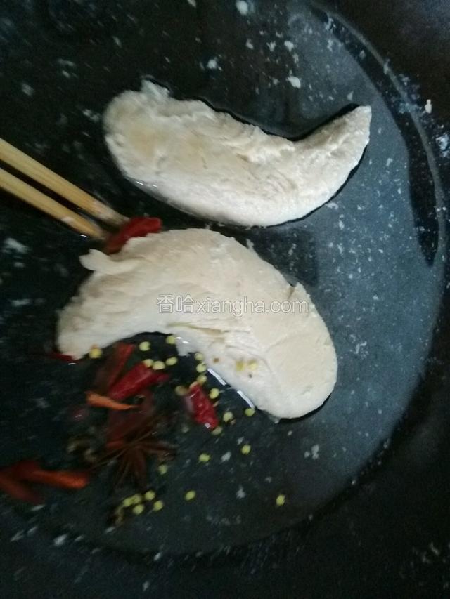 用热水焯小鸡胸10分钟，撇去浮沫，同时热水中放入盐、大料、花椒、干红辣椒；