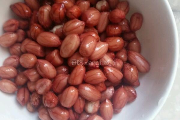 西芹拌花生的做法图解1