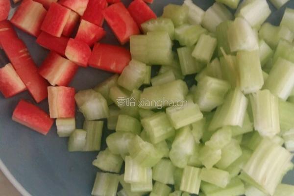 西芹拌花生的做法图解2