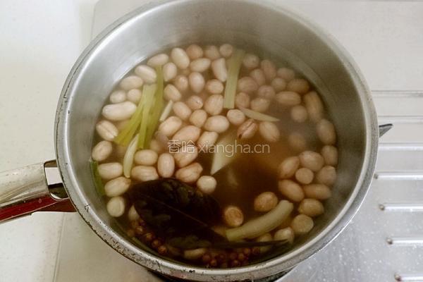 凉拌芹菜花生米胡萝卜的做法图解3