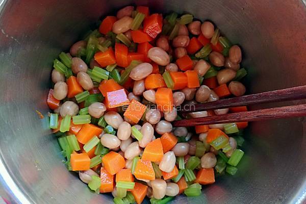 凉拌芹菜花生米胡萝卜的做法图解7