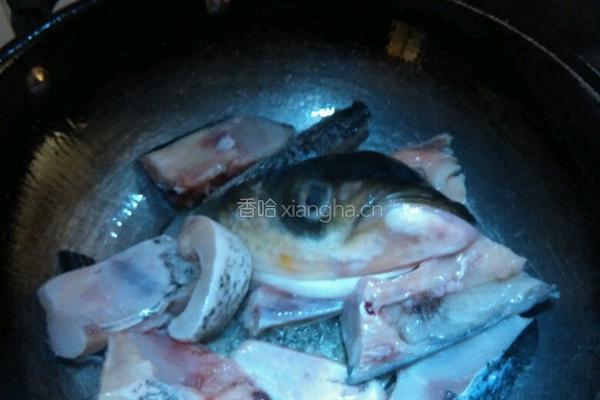 鱼头豆腐汤的做法图解2