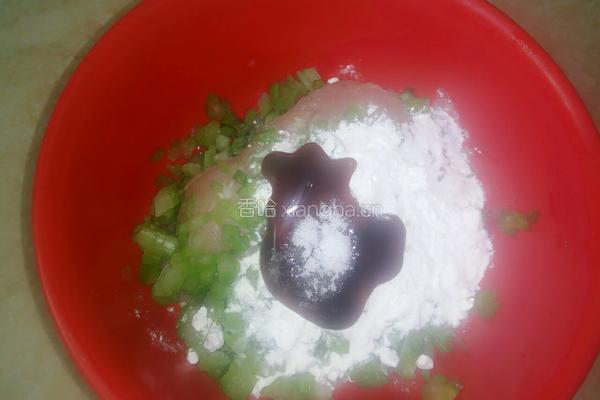 炸芹菜肉丸的做法图解3