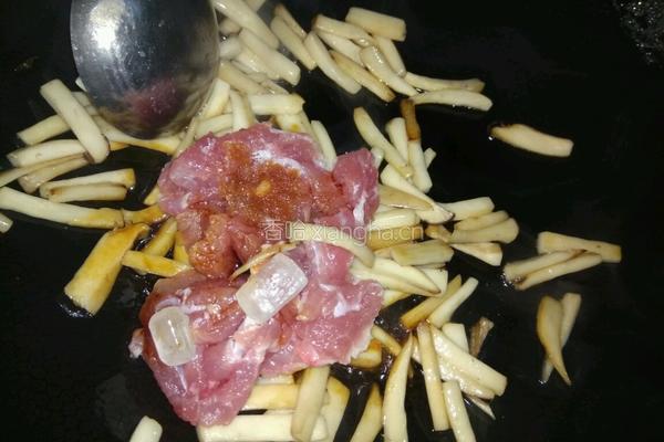 鲍菇炒瘦肉的做法图解4
