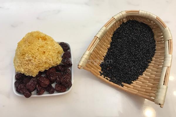 懒人版黑米银耳红枣粥的做法图解1