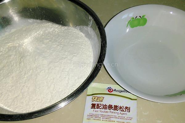 炸油条的做法图解1