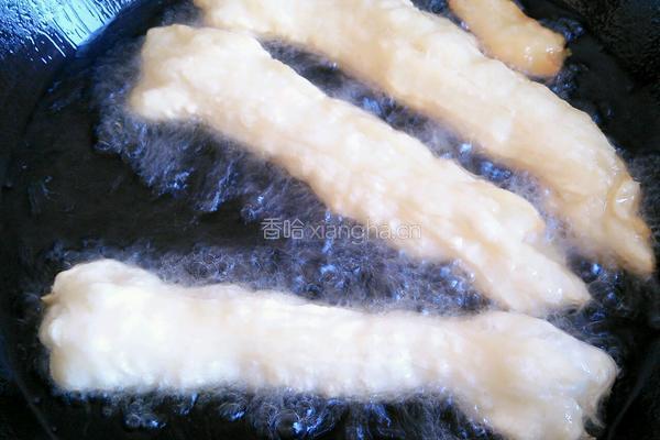 炸油条的做法图解8