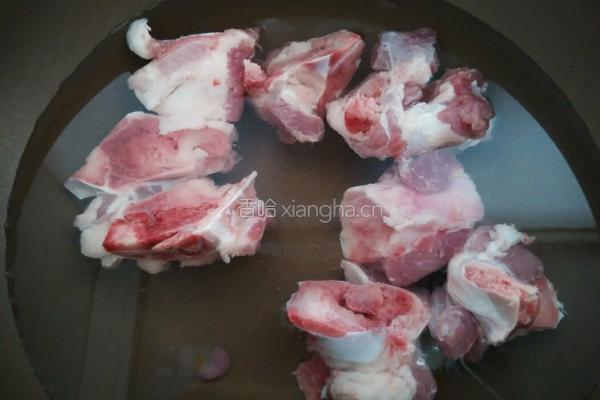 广东老火靓汤之年藕猪骨汤的做法图解2