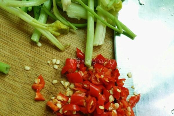 芹菜尖椒炒蛋的做法图解2