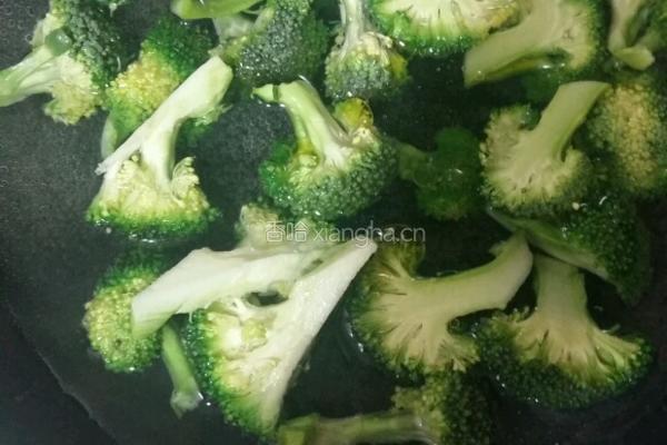 蒜蓉西兰花的做法图解1