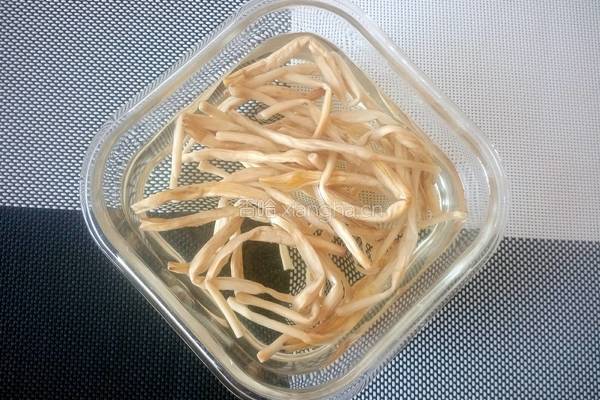 黑木耳炒黄花菜的做法图解2