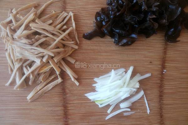 黑木耳炒黄花菜的做法图解5