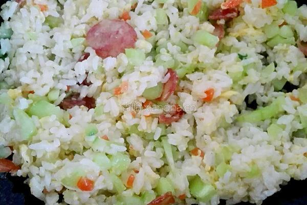 腊肠蛋煎饭的做法图解3