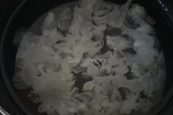 雪梨银耳羹的做法图解3