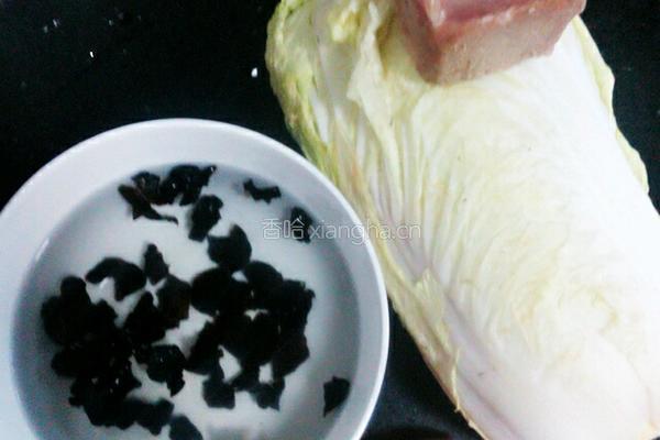白菜炒木耳的做法图解1