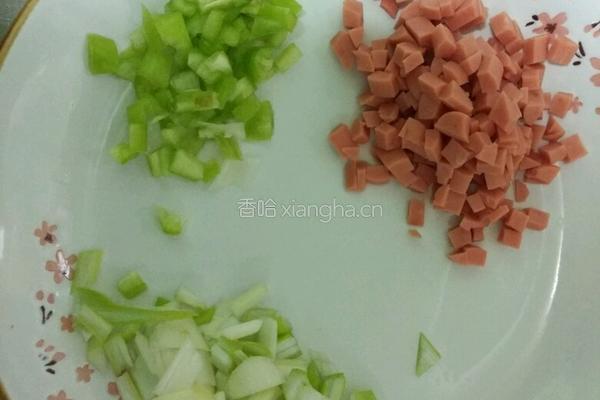 鸡蛋香肠葱花饼的做法图解1