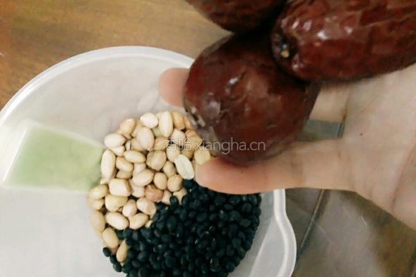 黑豆花生红枣豆浆的做法图解1