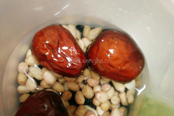 黑豆花生红枣豆浆的做法图解2