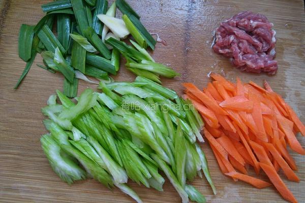 西芹胡萝卜炒肉的做法图解1