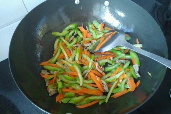 西芹胡萝卜炒肉的做法图解6