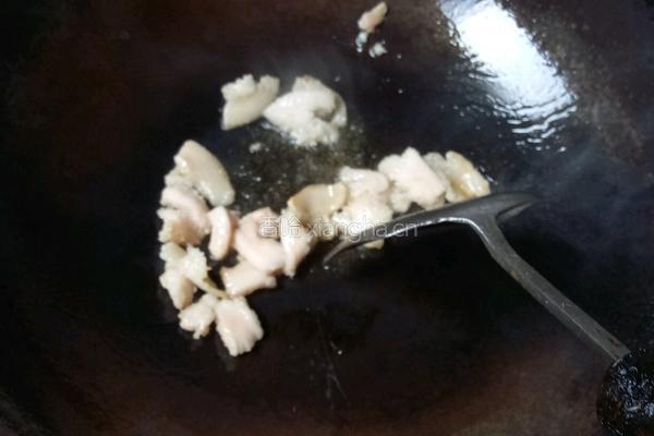 猪油渣炒莴苣丝的做法图解3