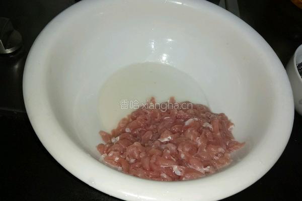 猪肉丝炒圆白菜的做法图解2