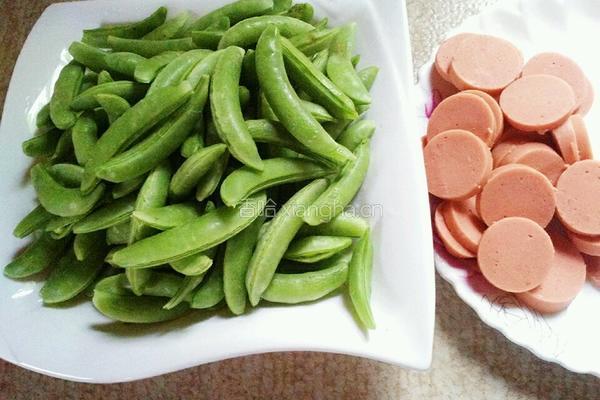 香肠炒豆的做法图解1