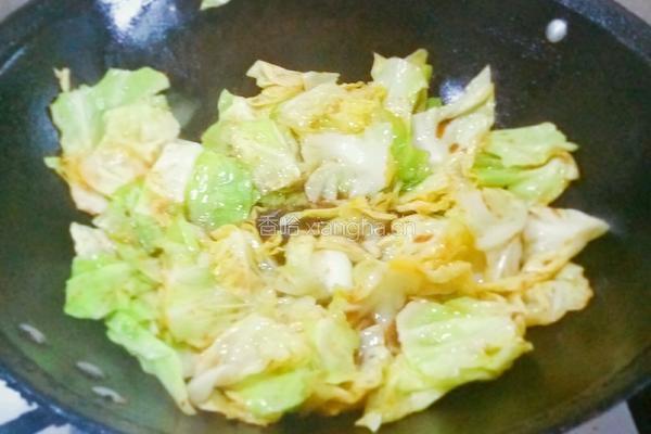 家常酱香包菜的做法图解3